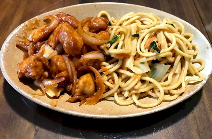 Nouilles sautées et poulet aigre douce (photo RTI)