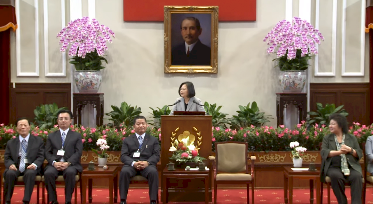 Tsai Ing-wen rencontre les représentants du secteur de produits plastiques