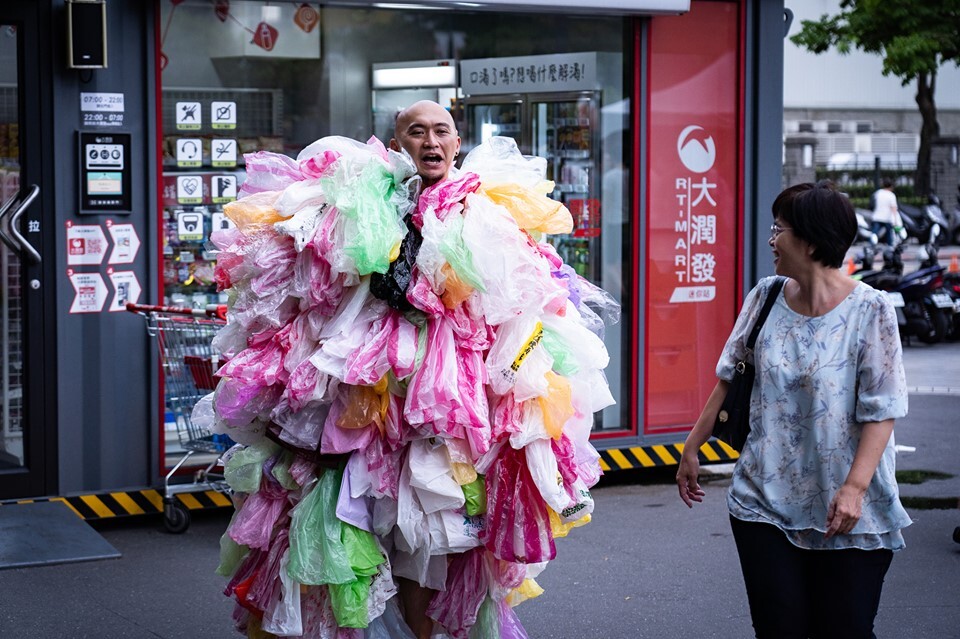 Sensibilisation à la consommation de plastique : la « plastic attack » de Green Peace       