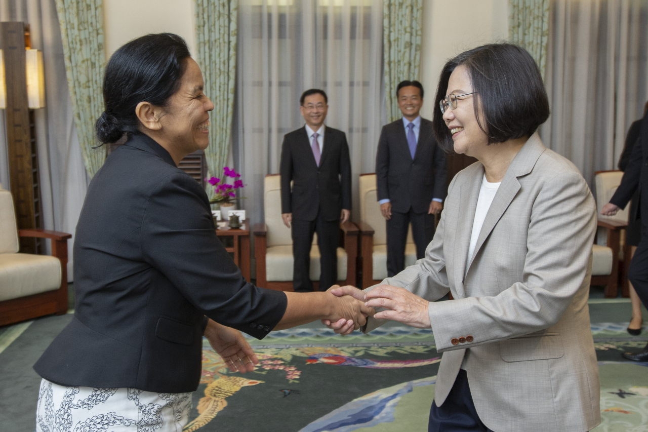 La présidente Tsai Ing-wen salue l’ambassadrice de Nauru avant son départ pour Genève