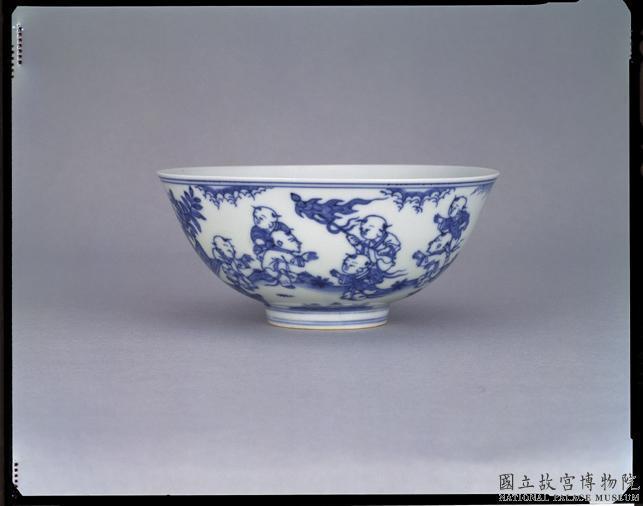 Bols et plats en porcelaine de l'époque des Ming