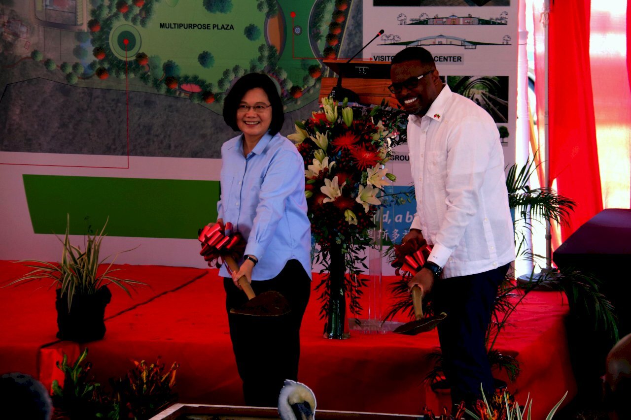Tournée de la présidente aux Caraïbes : signature d’un accord de coopération pour l’éducation technique à Saint-Christophe-et-Niévès