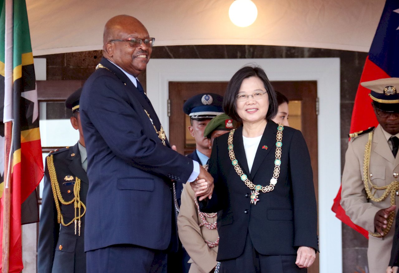 La présidente taiwanaise reçoit la médaille de l’Ordre de Saint Christophe-et-Niévès des mains de son gouverneur