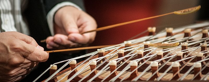 Yangqin: une cithare chinoise sur table