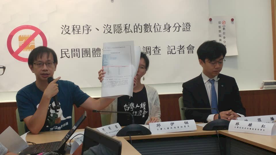 Le projet de remplacement des cartes d’identité au cœur des critiques
