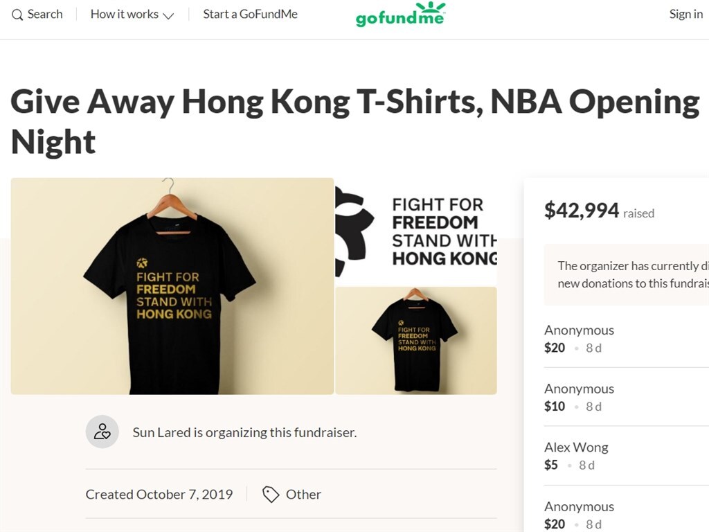 T-shirt noirs pour Hong Kong dans le stade de NBA