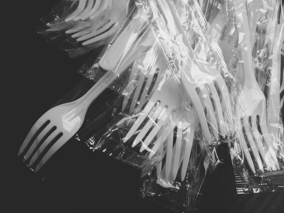 Les couverts à usage unique strictement interdits dans les restaurants des grands magasins