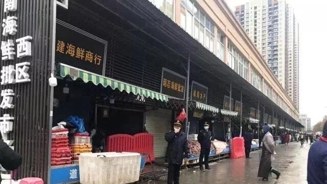 Policiers surveillant la fermeture d'un marché à Wuhan après les cas de pneumonie mystérieuse (photo Weibo)