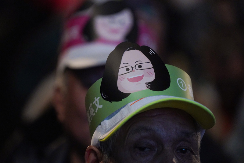 Un home soutenant la candidate du DPP Tsai Ing-wen (Image : CNA)