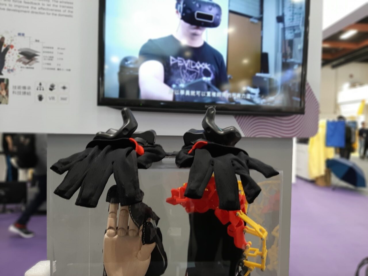 Des gants VR qui répètent les gestes du maître-formateur