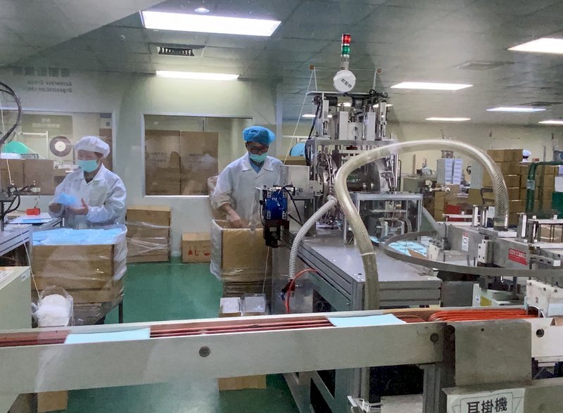 Fabrication de masques de protection (archives CNA)