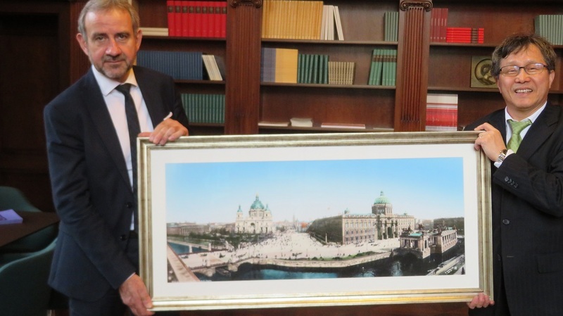 Une vieille photo restaurée par Taiwan remise à la Bibliothèque d'État de Berlin