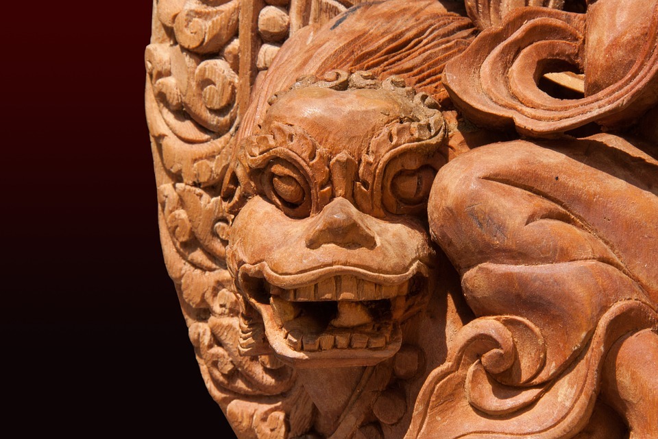 Le vieux Wang sculpte un dragon (image d'illustration source Pixabay)