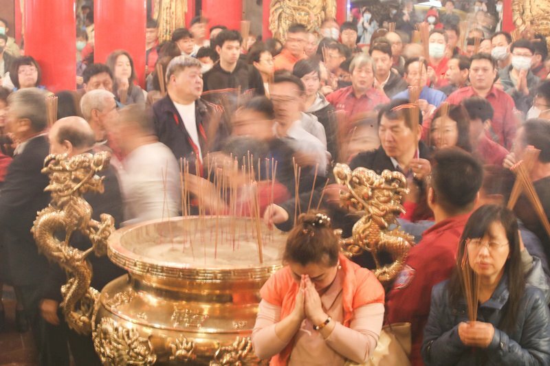 Le temple Lungshan de Taipei ne brûlera plus d’encens