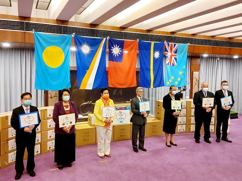Quatre alliés diplomatiques reçoivent formellement les masques de protection offerts par Taiwan
