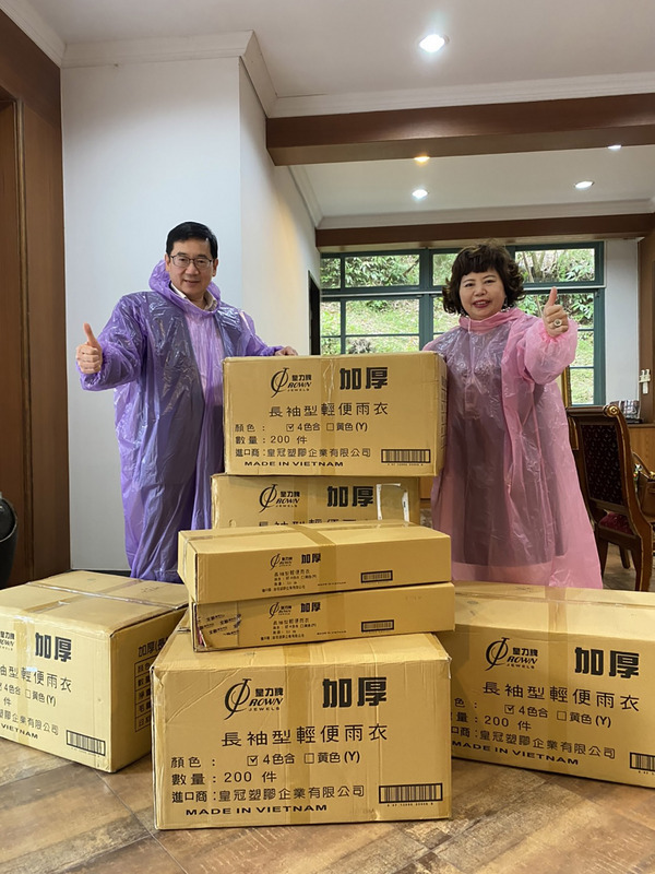 Un médecin taiwanais collecte 12000 capes de pluie pour le personnel soignant d’Osaka