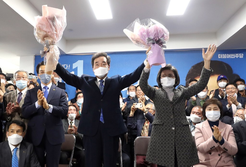 L’ancien premier ministre Lee Nak-yeon (Parti démocrate au pouvoir) a remporté une victoire nette dans une circonscription de Séoul face à son adversaire Huang Kyo-ahh. On le voit ici avec sa femme, Kim Suk-hee, après la victoire le 15 avril. (Image : AFP)
