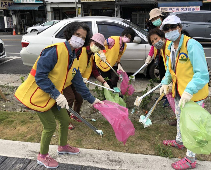 Récolte de masques abandonnés à Taiwan lors de l'épidémie de nouveau coronavirus (photo EPA)