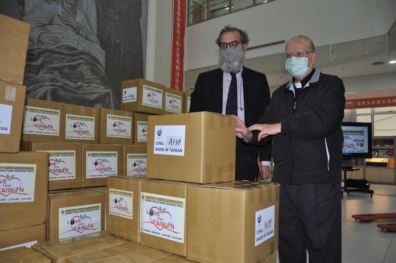 COVID-19 : le prêtre Giuseppe Didone poursuit son aide à sa région natale
