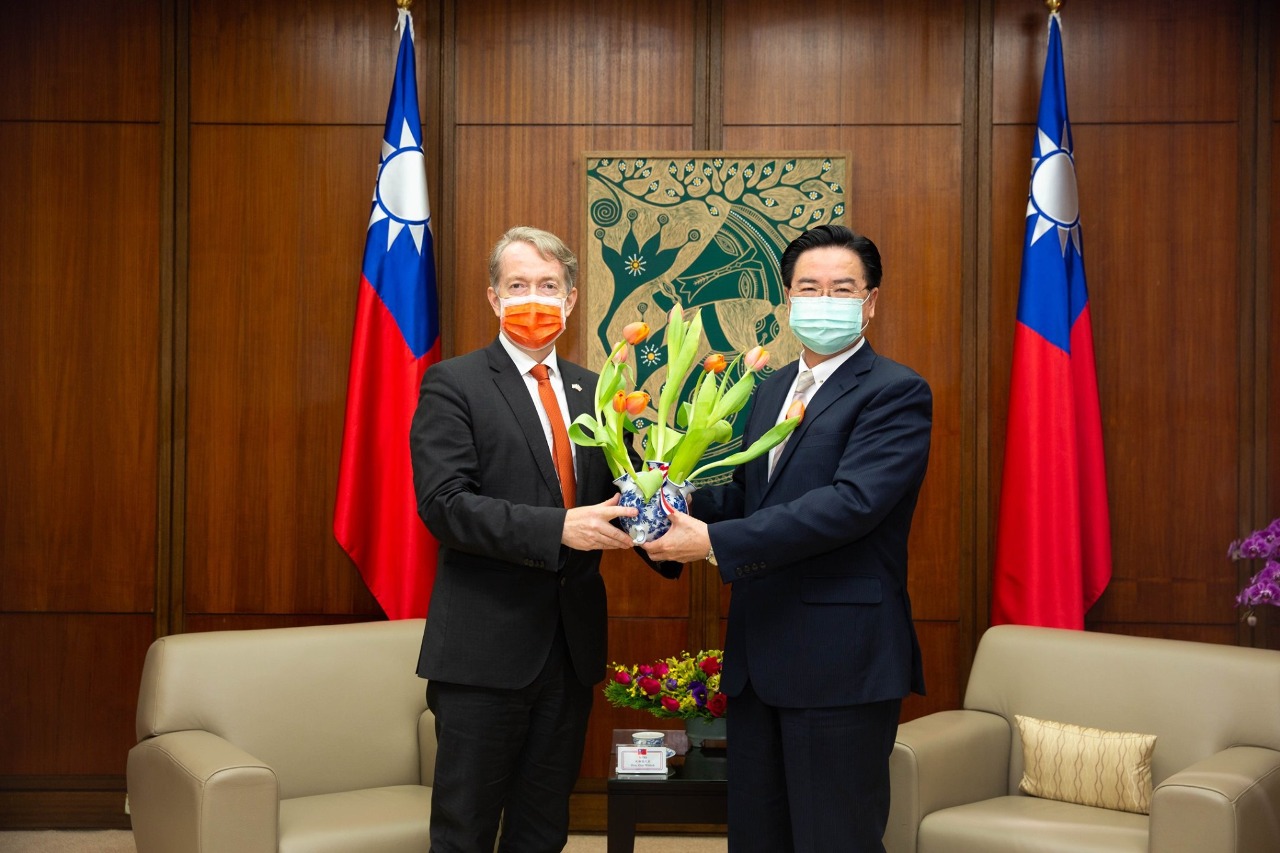 Les Pays-Bas remercient Taiwan en offrant des tulipes au corps médical taiwanais en première ligne du Covid-19