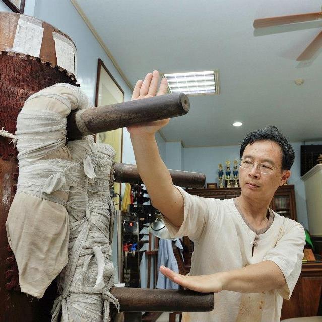 Maître Lu Wen-rui au mannequin de bois de Bai He Quan (photo fournie maître Lu)