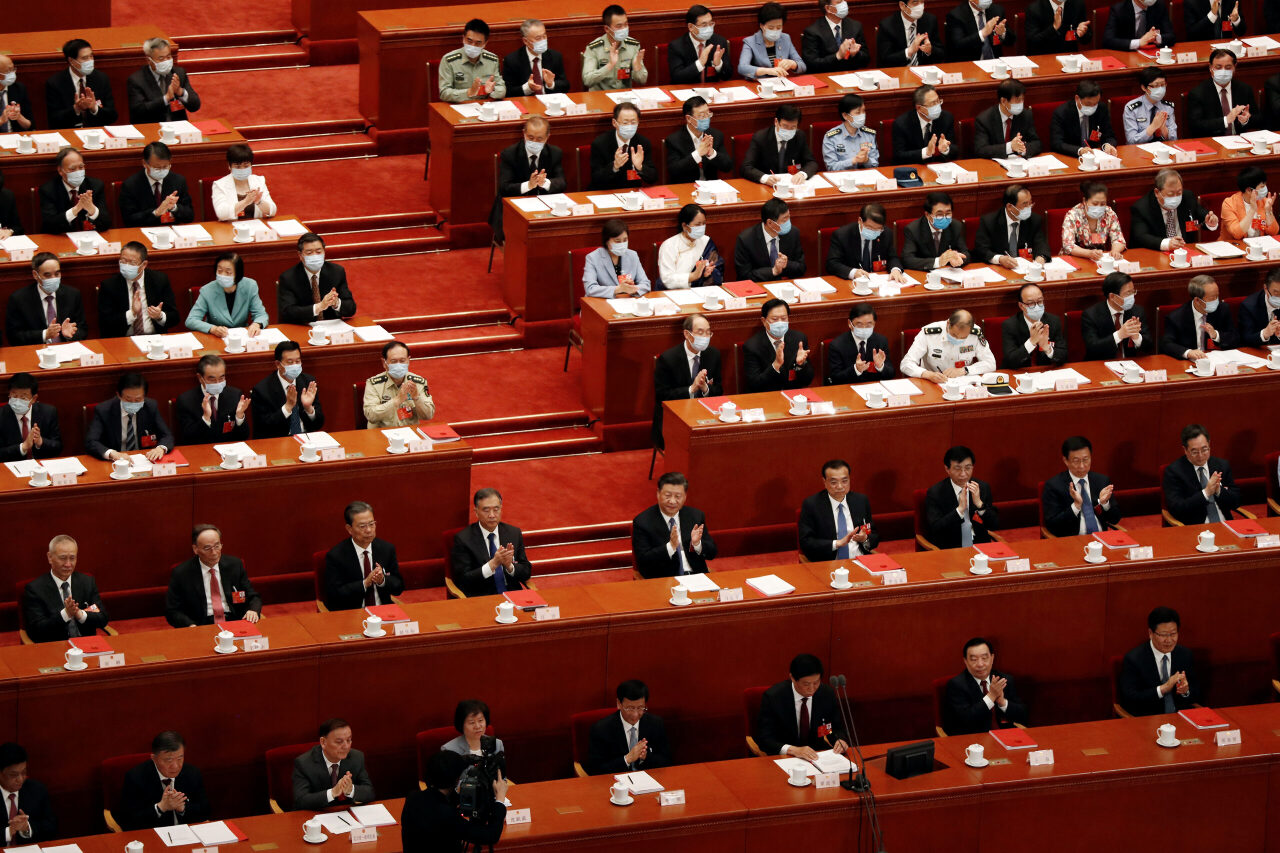 Xi Jinping et autres responsables chinois applaudissent le vote de la sécurité nationale de Hong Kong lors de l’Assemblée nationale populaire (Photo REUTERS/Carlos Garcia Rawlins)