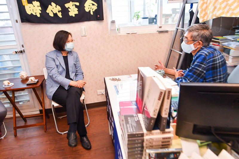 Tsai Ing-wen rend visite au libraire hongkongais Lam Wing-kee