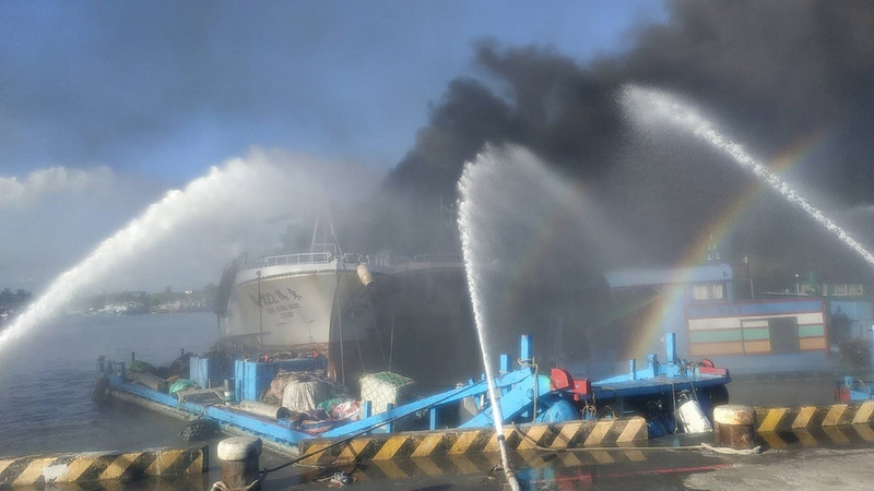 2 bateaux étaient encore en feu ce midi dans le port de Yanpu