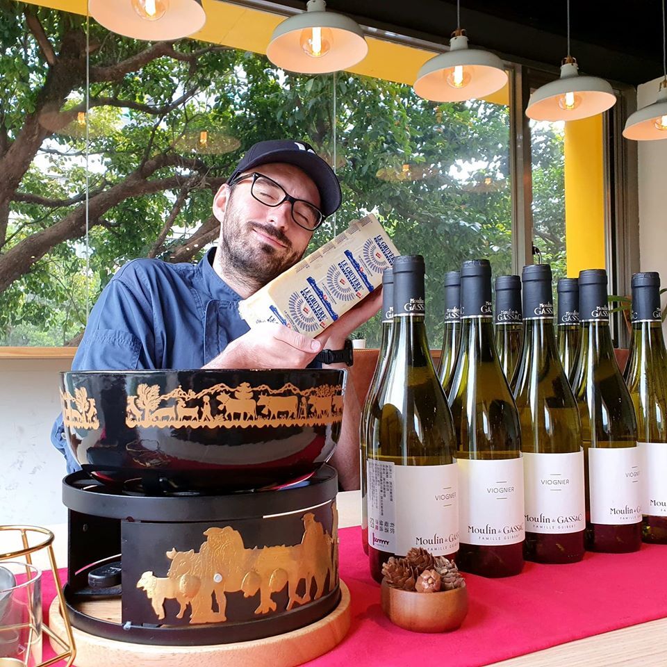 Damien Kaeser dans son restaurant la Bonne Bouffe (photo facebook la bonne bouffe)