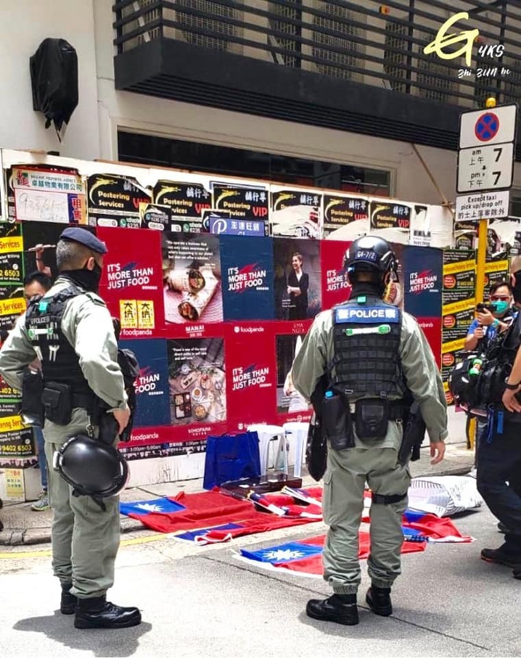 A Hong Kong, interpellation d’un manifestant portant 30 drapeaux taïwanais dans son sac
