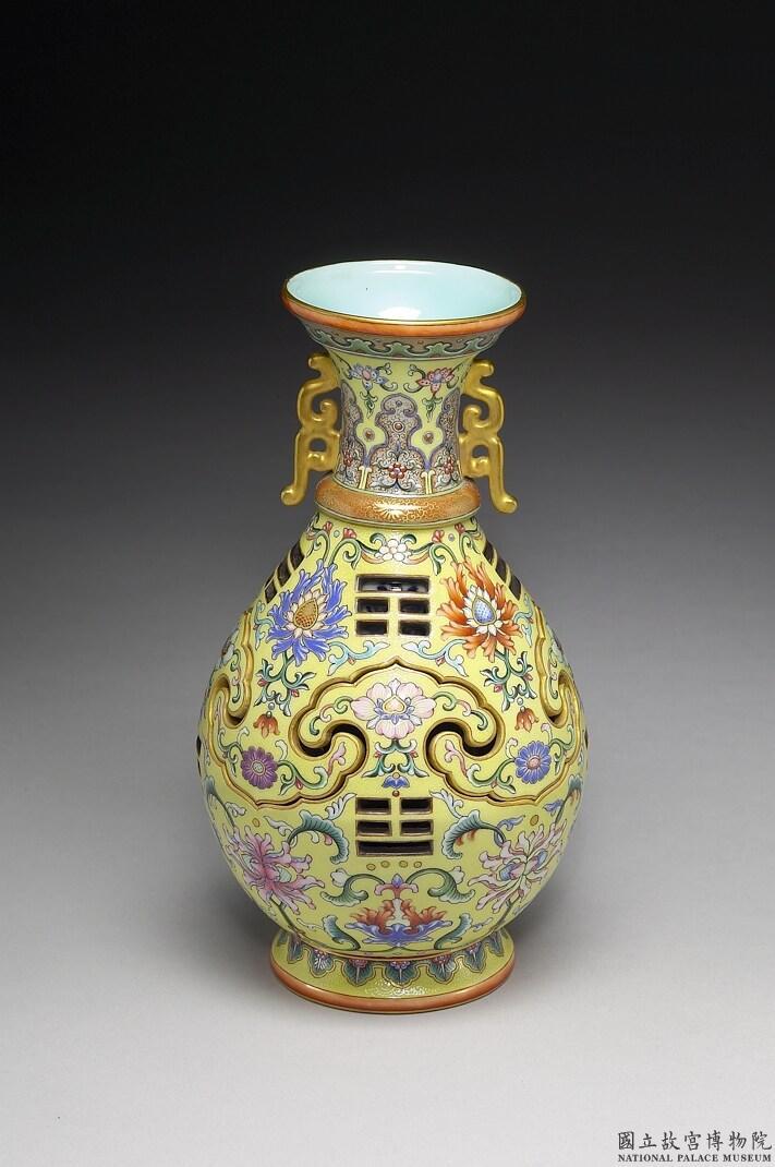 Vases et bouteilles en porcelaine du musée national du Palais