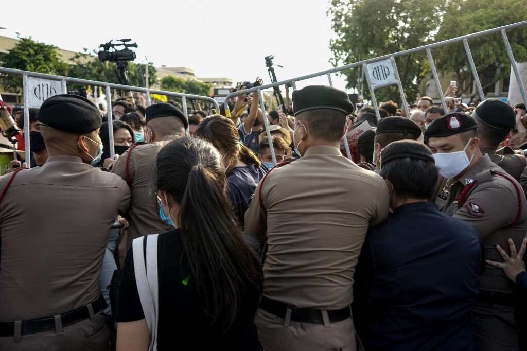 Police attempt to hold back protesters from entering the Democracy Monument to hold an anti-government demonstration in Bangkok on July 18, 2020. - Scuffles broke out as thousands of mainly young and black-clad Thai protesters converged on July 18 at Bangkok's Democracy Monument, in the city's rowdiest anti-government protest in years. (Photo by Aidan JONES / AFP)