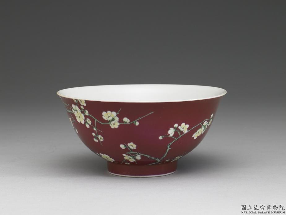 mage 5-2_Bol impérial, porcelaine à décor émaillé sur fond rouge