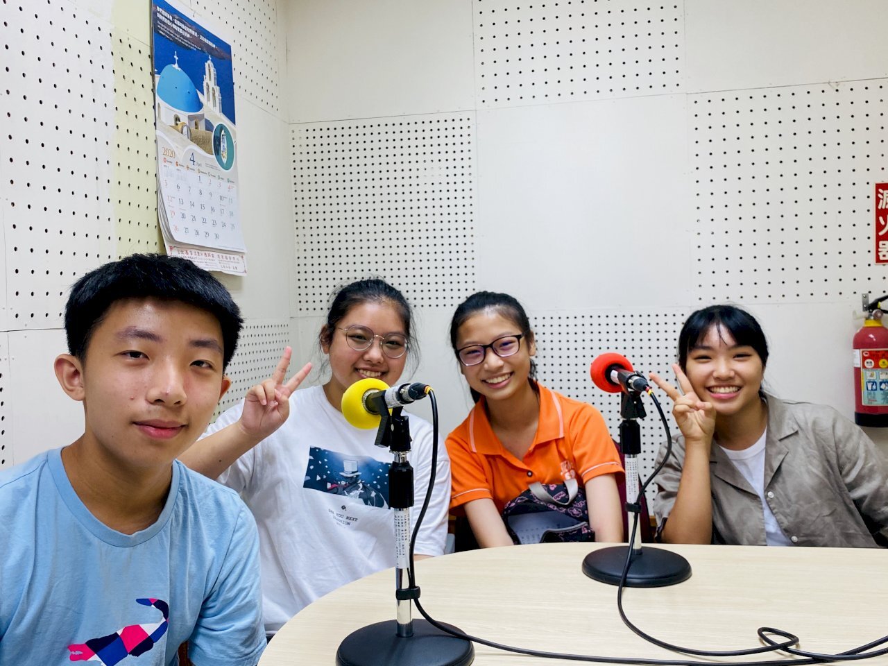 Des collégiens taiwanais aident une professeure afghane et ses lycéennes