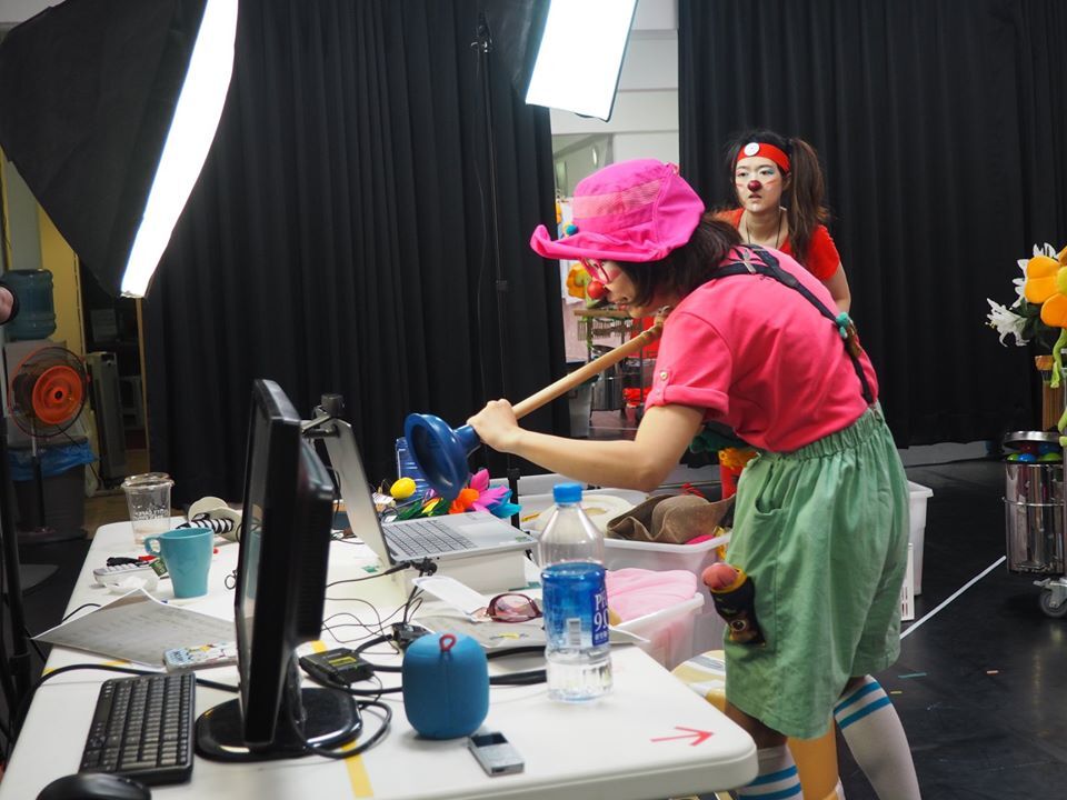 Le rire médecin se propage par écran interposé pendant le Covid-19