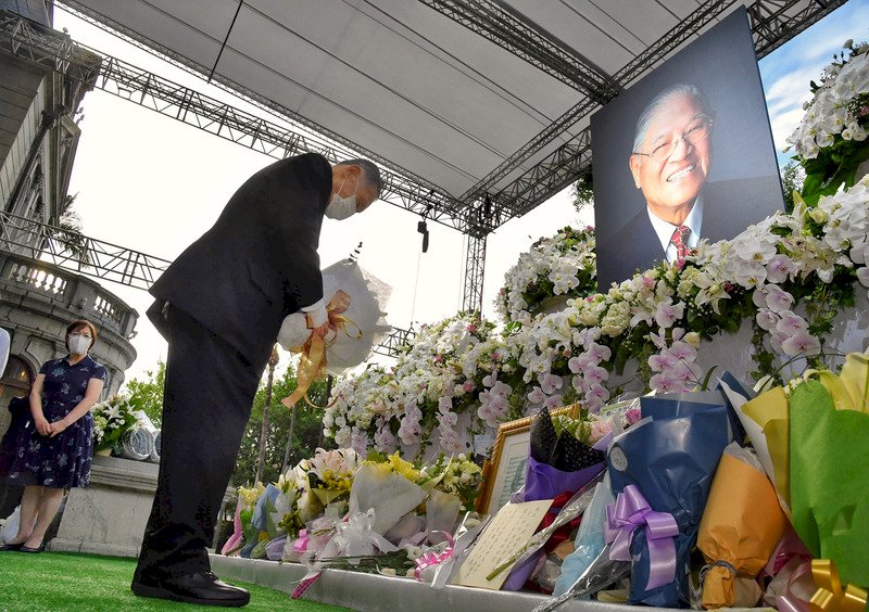 L’ancien premier ministre japonais Yoshiro Mori a rendu hommage à Lee Teng-hui à Taipei