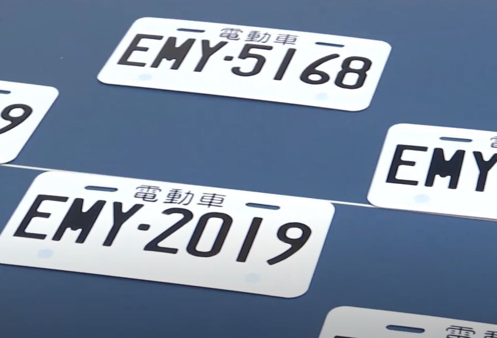 Courrier: bon thé, 2758, immatriculation et francophonie