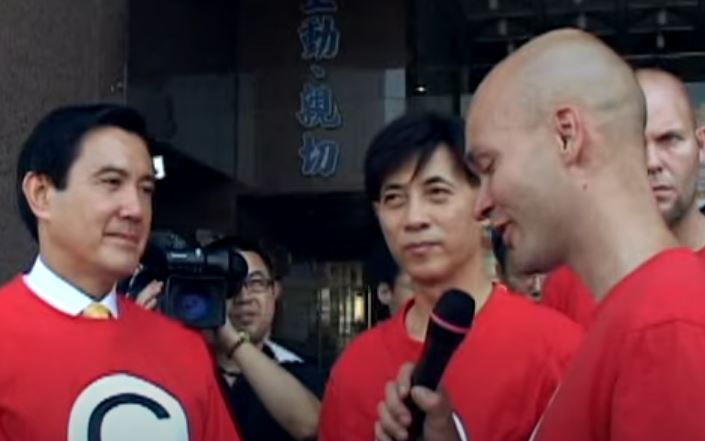 Marco Casagrande devant le maire de Taipei de l'époque et futur président Ma Ying-jeou (馬英九) (Capture Youtube)
