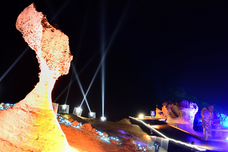 Le géoparc de Yehliu organise des visites nocturnes de la tête de la reine
