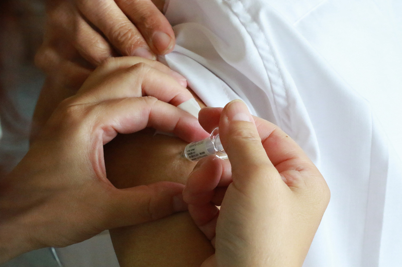Vaccinations : la troisième dose ouverte aux plus de 18 ans dès la veille de Noël