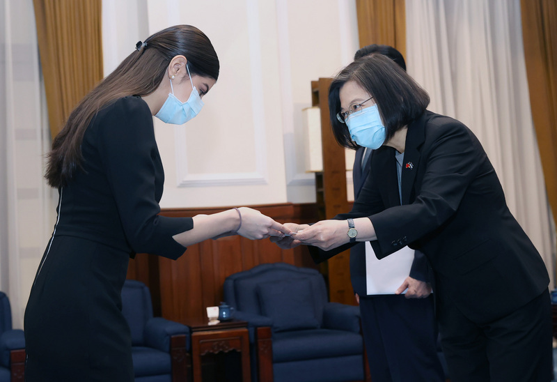La nouvelle ambassadrice du Nicaragua remet ses lettres de créance à la présidente