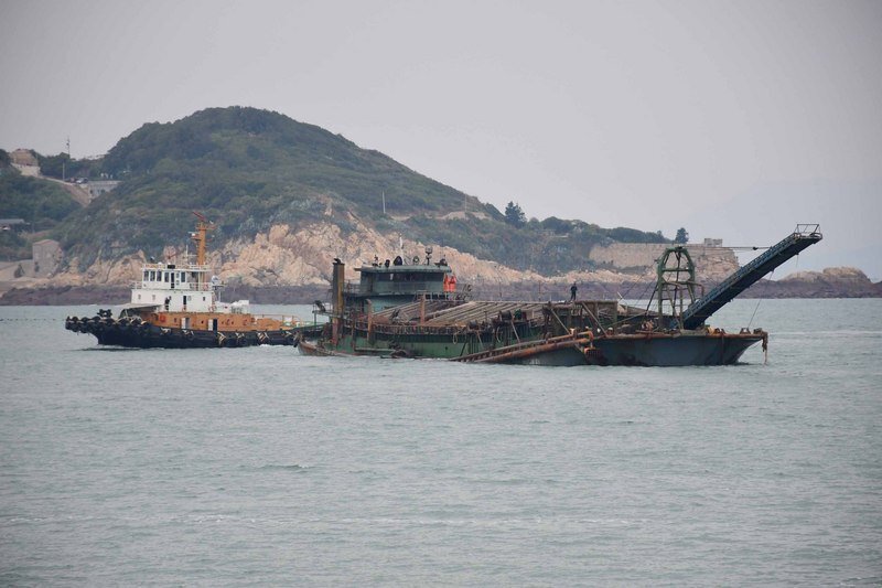 De grands navires à Matsu pour lutter contre l’extraction illégale de granulat
