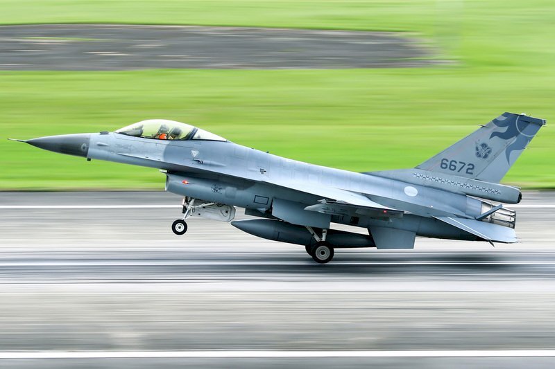 Les F-16 cloués au sol après la disparition d’un chasseur au large de Hualien
