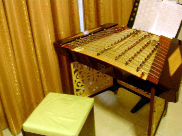 Les cordes du Yangqin vibrent en harmonie