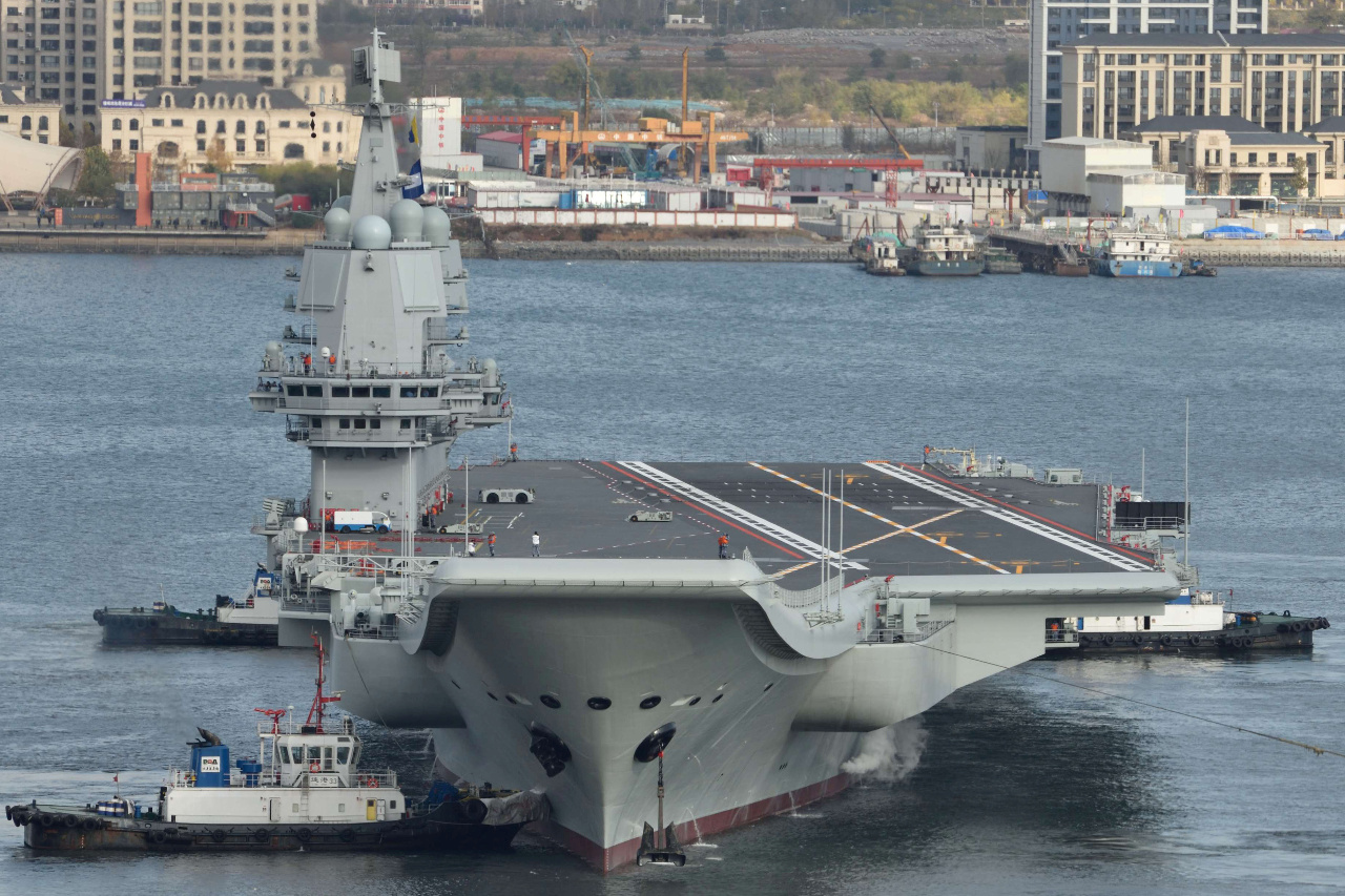 Le porte-avions chinois Shandong passe par le détroit de Taiwan pour se diriger vers le sud
