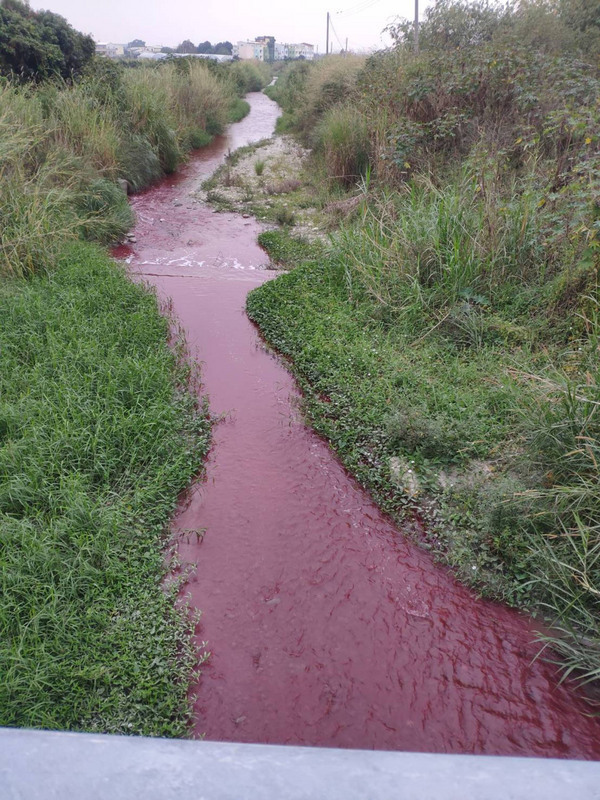 Une usine de Yunlin fermée après avoir fait virer au rouge la rivière locale