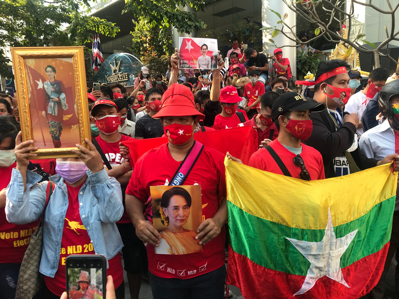 Les supporters birmans de la Ligue nationale pour la démocratie (LND) manifestant devant l'ambassade du Myanmar en Thailande pour montrer leur soutien à la dirigeante arrêtée par l'armée (photo CNA)