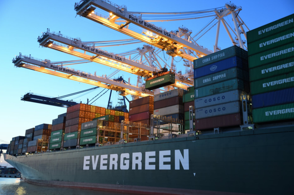 Déchargement d'un conteneur Evergreen sur un bateau appartenant au même transporteur (photo : Pexel)