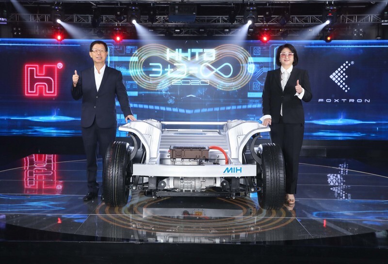 Hon Hai (Foxconn) et  Yulon Motor annonçant leur partenariat pour la création du châssis MIH (Photo Foxconn et CNA)