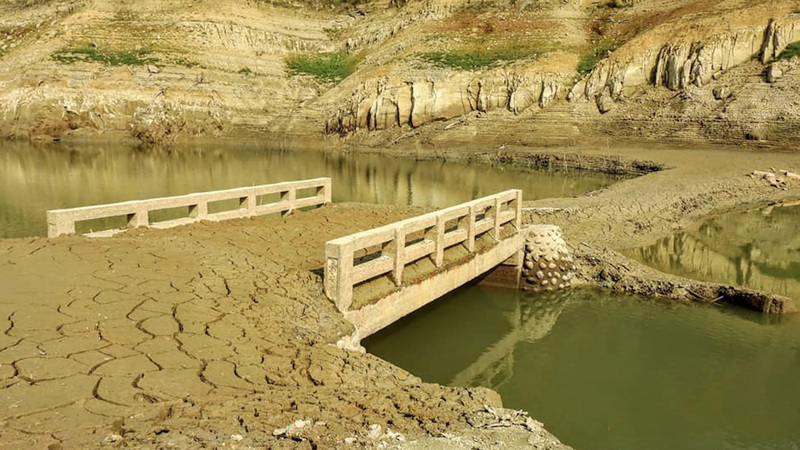 Sécheresse : un ancien pont refait surface après 40 ans